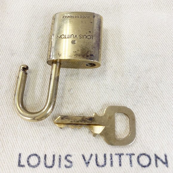 Authentic LOUIS VUITTON LV 10 SET PADLOCK CADENA KEY BAG CHARM GOLD PLATED - Picture 3 of 4